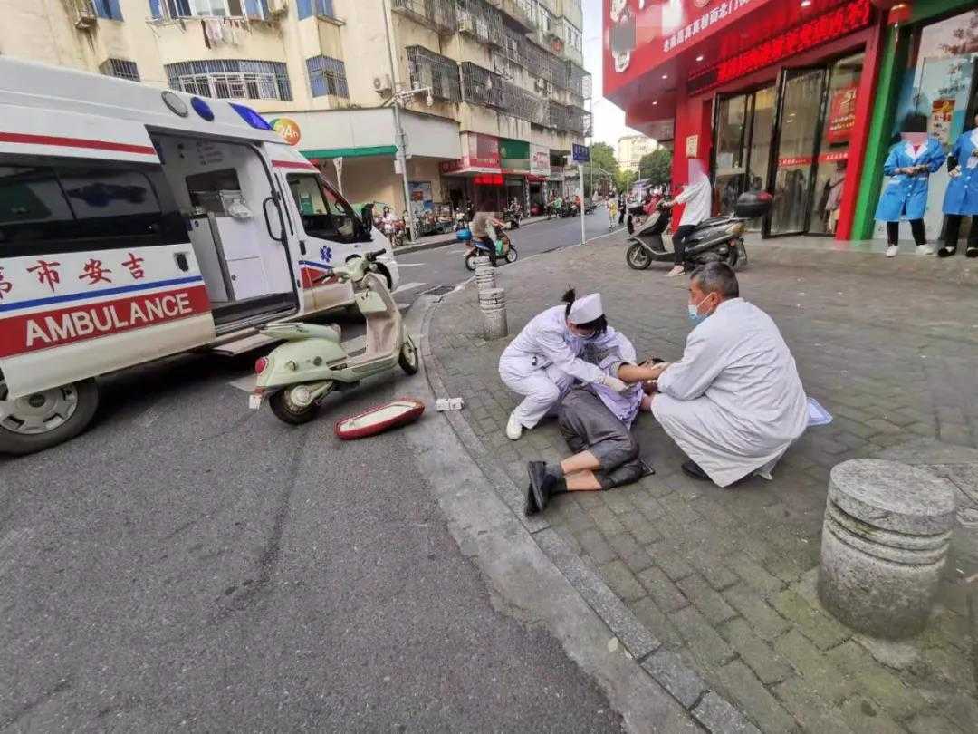 今天,吉安庐境园小区门口一男子骑电动车摔倒在地