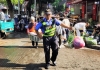 暖心一幕！吉安街头城管帮卖菜老人挑担子找摊位