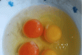 大家帮忙看看这鸡蛋有什么不同？早上打了四个鸡蛋，蛋黄一红一黄